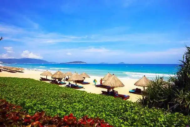 亚龙湾位于海南省三亚市崖州湾东南侧是中国南海最美的海湾之一