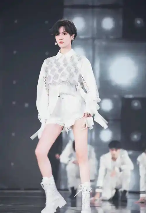 这些拥有修长美腿的女明星们,关晓彤的腿太惊艳,杨幂身材时尚_郁可唯