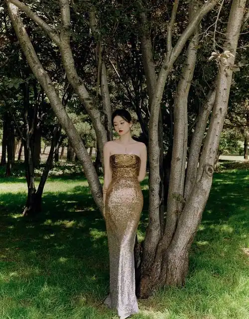 乔欣金闪抹胸连衣裙性感写真_感觉_公主_网友