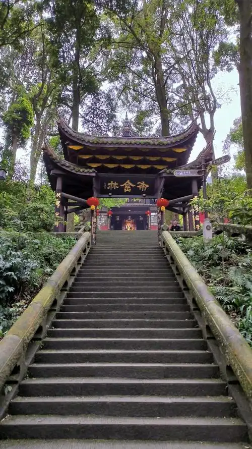 游览了峨眉山报国寺周边景点,红色围墙的报国寺,让人不禁想到精忠报国