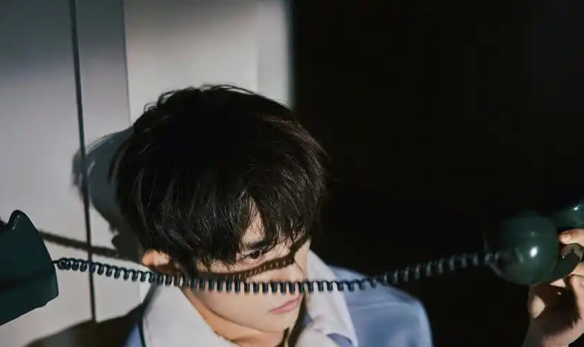 超帅易烊千玺壁纸_帅气偶像易烊千玺