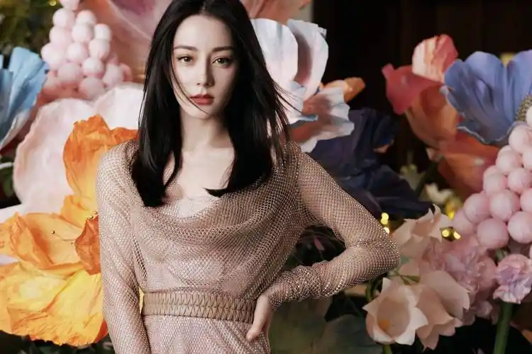 迪丽热巴才是"人间尤物",一袭水晶满钻连衣裙优雅高贵,真迷人_造型