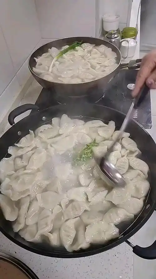 水饺真香#今天家里来客人了煮了两大锅饺子,有知道锅里放葱啥意思吗?