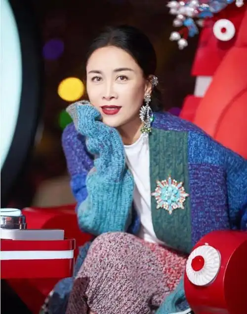 那英伦敦星巴克被偶遇穿搭朴素差点没认出网传孩子在当地上学