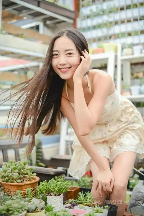 花房碎花裙姑娘笑容甜美唯美写真