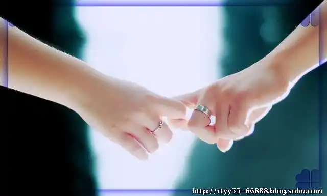 不去想幽风过后的等候 只想留住梦一样的聚首   就这样牵着你