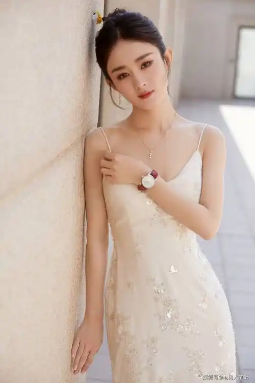 赵丽颖浪漫上线,丸子头簪发白色吊带长裙,诠译明兰典雅美人_造型_气质