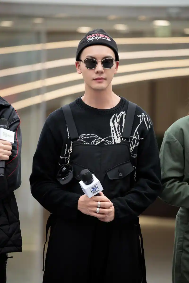 陈伟霆出席一身黑色穿搭酷帅有型,墨镜让整体造型更有亮点