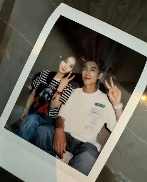 赵丽颖林更新晒合照,两人同框比剪刀手太般配,文案澄清恋爱谣言