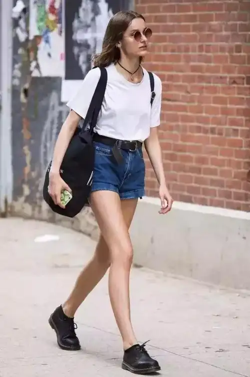 一件t恤的30种穿法,承包你整个夏天的时髦!