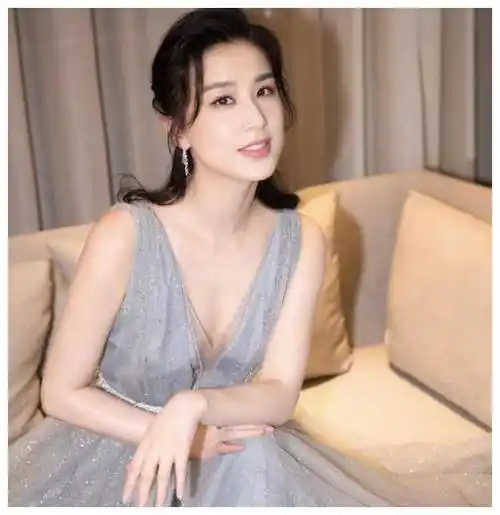 41岁黄圣依晒健身照身材曼妙红鞋扎眼生了俩儿子还有小蛮腰