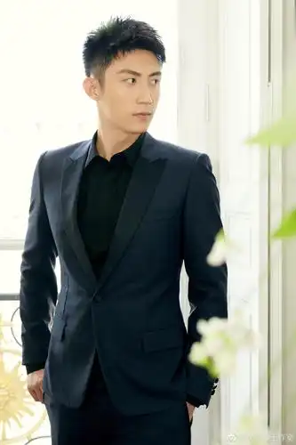 造访巴黎dior迪奥香氛世家,蓝色西装与黑色衬衫的至简碰撞