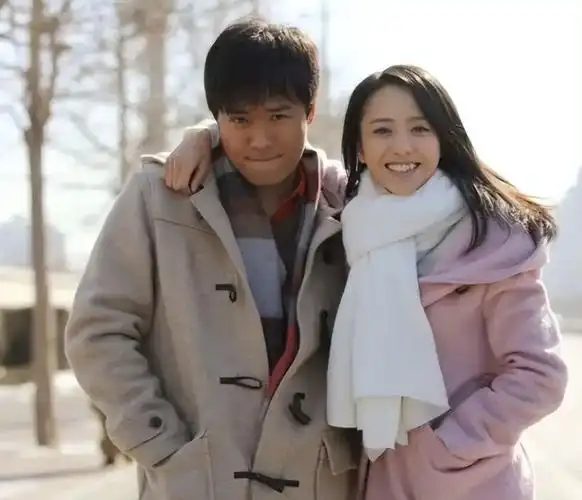 陈思诚祝前妻佟丽娅生日快乐,丫丫身穿睡衣现酒店,两人疑似复合_腾讯