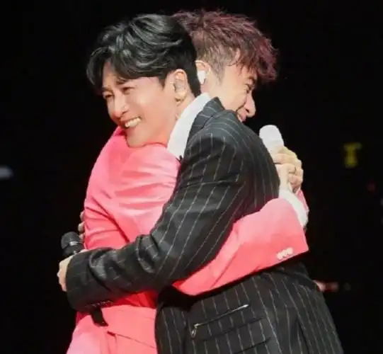苏有朋和古巨基合体演唱会情同兄弟手牵手登场
