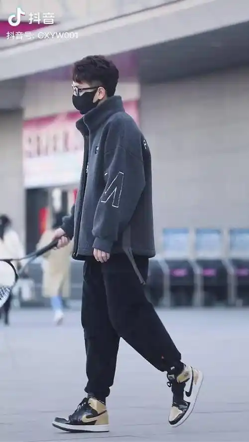 时尚街拍男生穿搭男装年货节宝妈帅哥谁穿谁好看2021年货男生颗粒绒