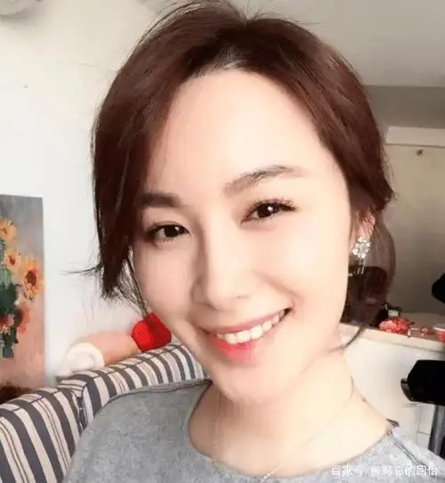 看到36岁的李呈媛依然那么美丽,生活着特别的幸福,我希望她能一直保持