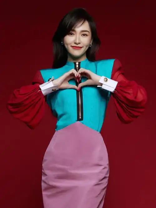 唐嫣最新大片公开身穿红绿拼接连衣裙设计感十足