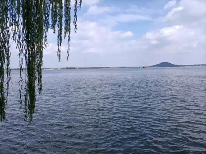 成为自己-yan 的想法: 东湖 | 辽阔的湖面,远处的白云,轻柔的微风