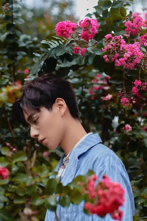 胡一天金丝眼镜文艺范帅气迷人写真