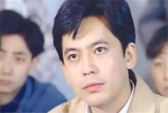 彼时,何政军是班上最年轻的学生,同学倪大红和张光北的年龄都比他大好