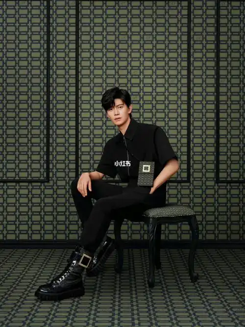 vivier 发布全新方扣印花 monogram 胶囊系列产品,由品牌代言人任嘉伦