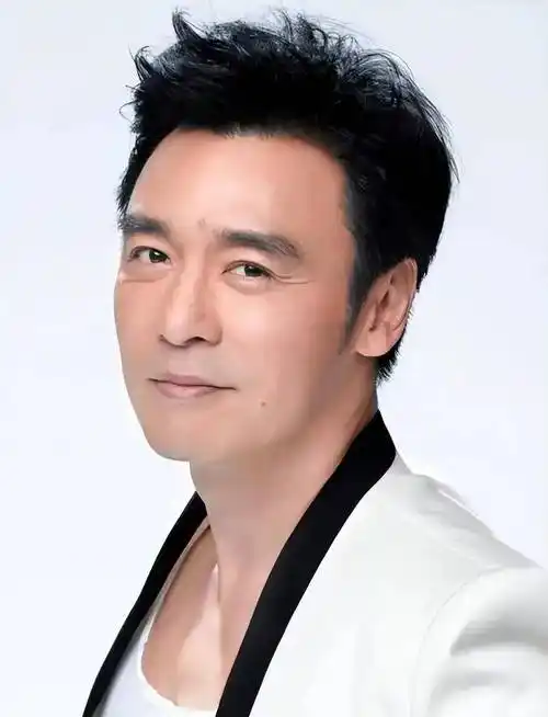 梁家辉曾因一句我是中国人,被封杀沦落到街头摆摊,如今苦尽甘来_香港