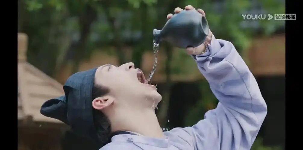 电视剧里那种仰头喝酒不会呛到吗?