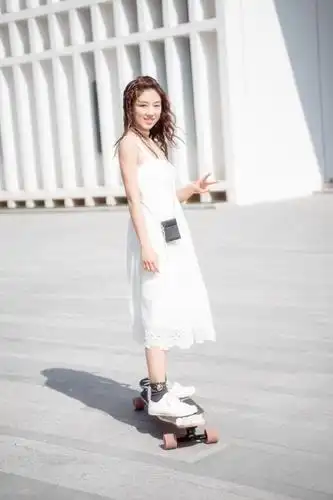 郑爽撞上女版王俊凯的颜卓灵 路透素颜瞬间吸眼