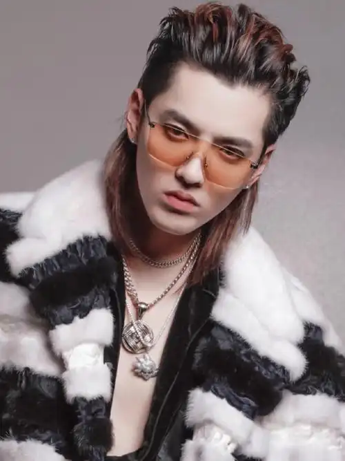 甚至有点圆,不少瓜子脸在颧骨的地方会比较宽,但是吴亦凡的颧骨是在