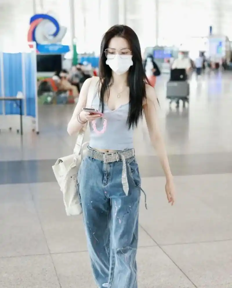 徐璐机场私服,身穿背心搭配休闲牛仔裤,脚踩运动鞋,休闲时髦,性感微甜