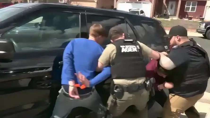 美国赏金猎人抓捕逃犯现场,路人忍不住拿出相机拍摄,太精彩了!