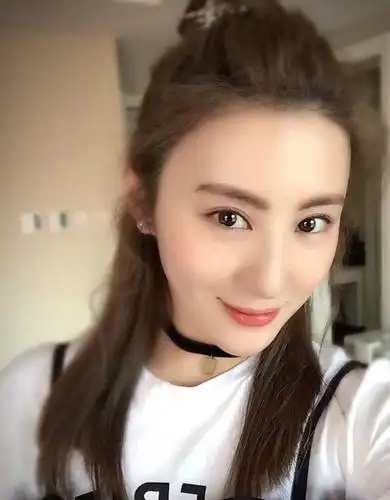 但已经息影6年了,或许,王惠早已习惯了退出娱乐圈的生活了,干净