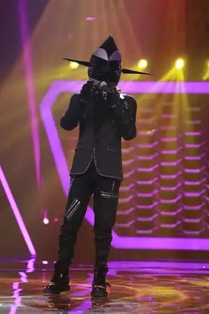 男歌手扮成「六块肌彭于晏」 《蒙面》开口就被猜出来!