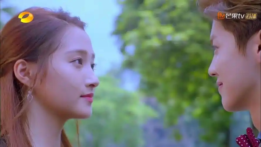 甜蜜暴击里关晓彤身上的一个细节暴露了鹿晗的真实身高太坏了