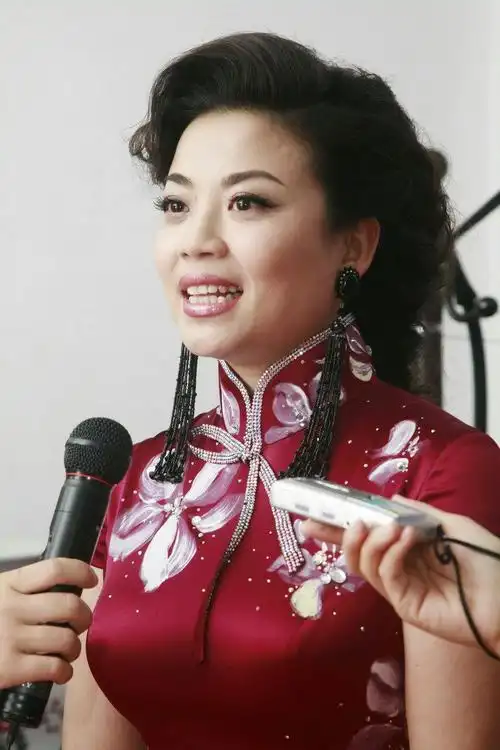 富态端庄的张也――什么服饰都能穿的身材,容颜不会变老的美女歌唱家