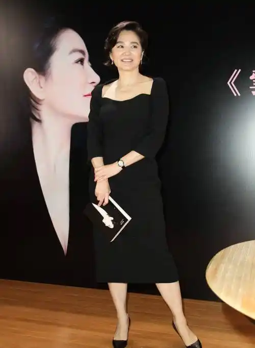 林青霞罕见露面一袭黑色背心裙简约低调好状态看不出有65岁
