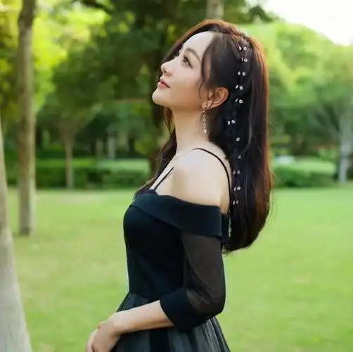 杨蓉穿黑色薄纱裙子芳菲妩媚青春靓丽