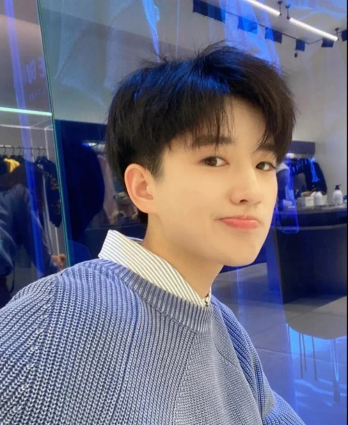 元旦男生可以试试这3款超好看的刘海发型时尚帅气又有魅力