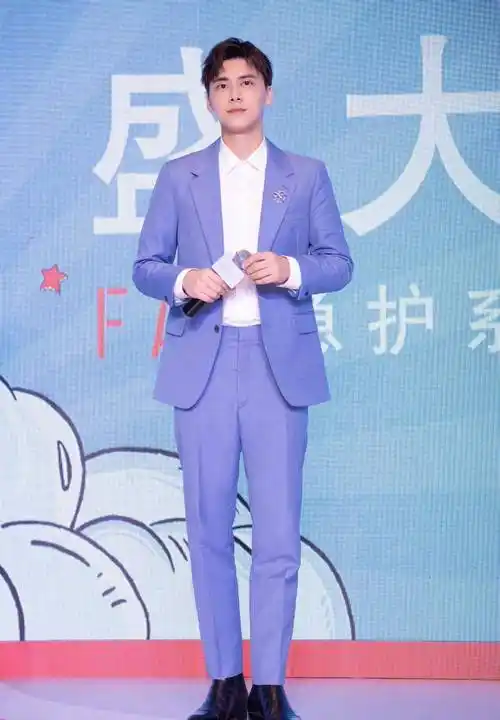 其实驾驭休闲风格也信手拈来,李易峰身上这套搭配,虽说是以白衬衫为主