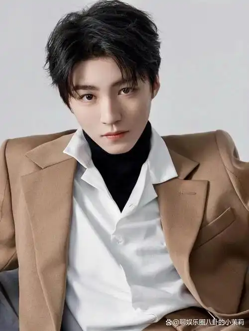 王俊凯追星赢家:多年坚持为周杰伦庆生,终圆当面送礼梦!