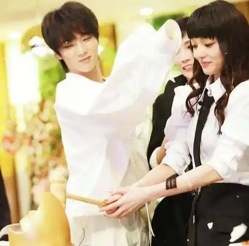 关晓彤穿短裙差点展露,华晨宇眼睛紧闭不敢看,谁注意他还做了啥_花花