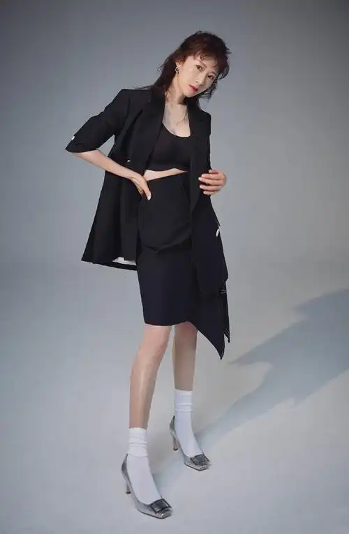 被《都挺好》李念美到了!一身印花连体短裤秀美腿,扎葫芦辫太甜