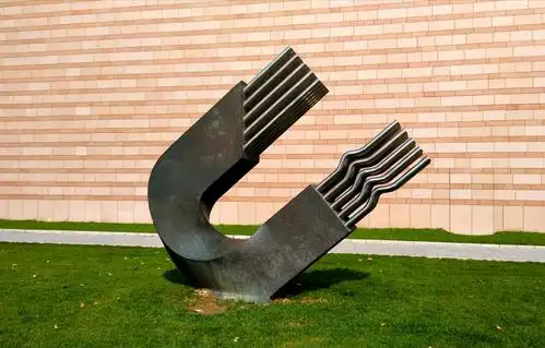 清华大学校园里的现代雕塑