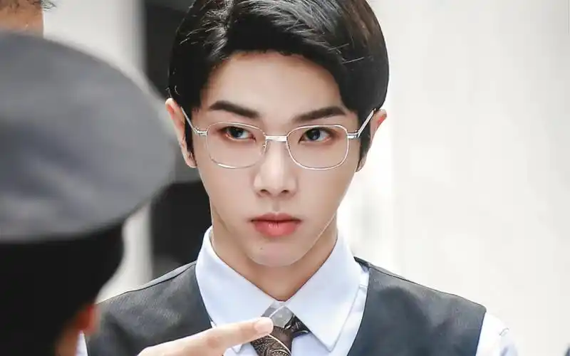 神仙颜值,比例极佳的超模身材,才华横溢的优质音乐创作才子歌王华晨宇