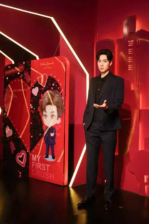 胡一天超话蜡像正在e-fashion专区,等你来感受最萌身高差的魅力入口处