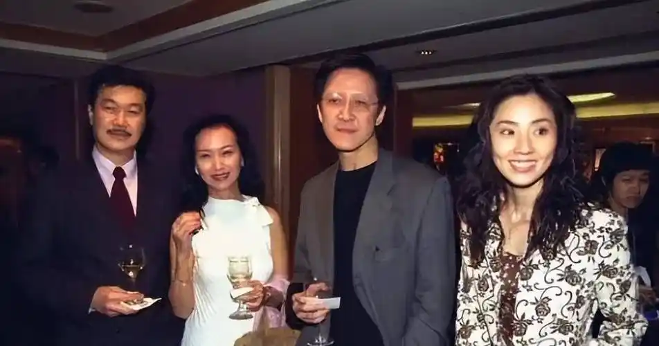 54岁的张敏:被香港大亨向华胜独宠9年,分手后嫁经纪人刘永辉_陈岚