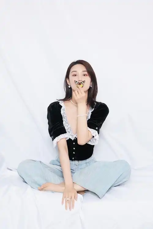 这次的活动造型有点惊艳啊黑色天鹅绒露脐上衣下搭宽松仔裤