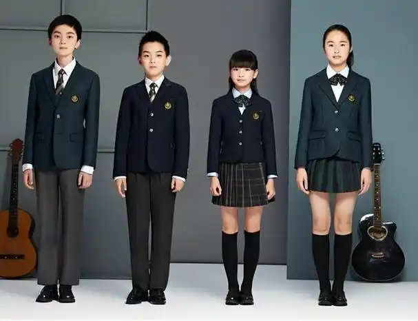 如今国内的很多校服款式都是相对中性化的运动服,丝毫没有美感,这也让