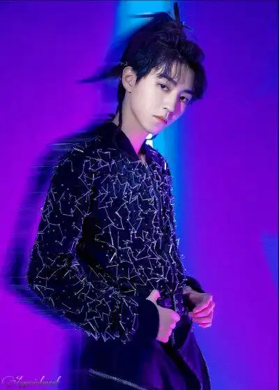 收集   点赞  评论  191101 北京五棵松王俊凯无边界演唱会 蓝色还谮