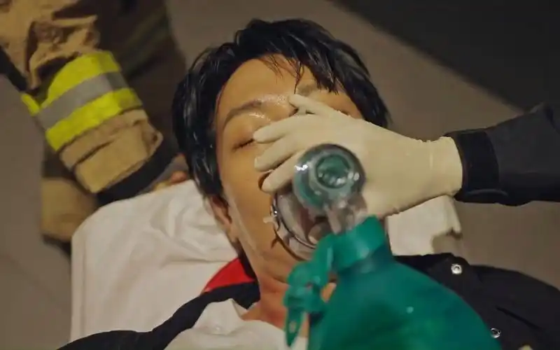 韩剧,伤口被暴击重新裂开,流血剧痛,水管缠颈,呼吸心跳停顿,#男主受伤